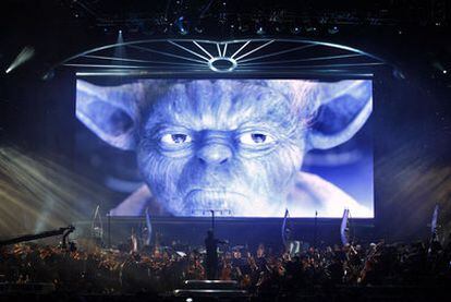 La Royal Philharmonic Concert Orchestra toca bajo una inmensa pantalla con la imagen de uno de los personajes de la película.