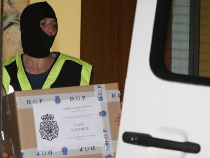 Un polic&iacute;a saca documentos del Ayuntamiento de Estepona.