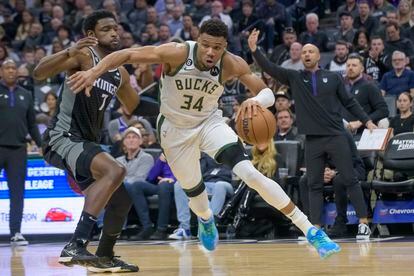 El jugador de los Milwaukee Bucks Giannis Antetokounmpo (34), en el partido de este martes contra los Sacramento Kings.