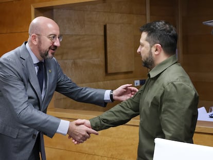 El presidente del Consejo Europeo, Charles Michel, saluda al mandatario ucranio, Volodímir Zelenski, el 5 de octubre en Granada.