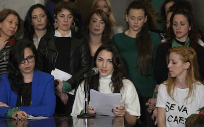 Thelma Fardín (frente al micrófono) rodeada de otras actrices, durante una conferencia de prensa tras sus denuncias por abuso sexual, en octubre de 2019.