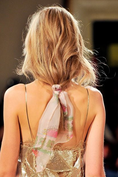 Los pañuelos también sirven como accesorio para el pelo, Visto en Emilio Pucci.