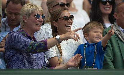 Jelena Djokovic y su hijo Stefan Djokovic el 15 de julio de 2018 en Wimbledon.
