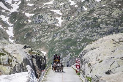 Un carruaje viaja entre Hospental y el Gotthard Pass en Suiza. Hace 150 años, el viaje en carruaje era la forma más cómoda de superar el Gotthard Pass. El viaje nostálgico se ofrece ahora como una experiencia turística.