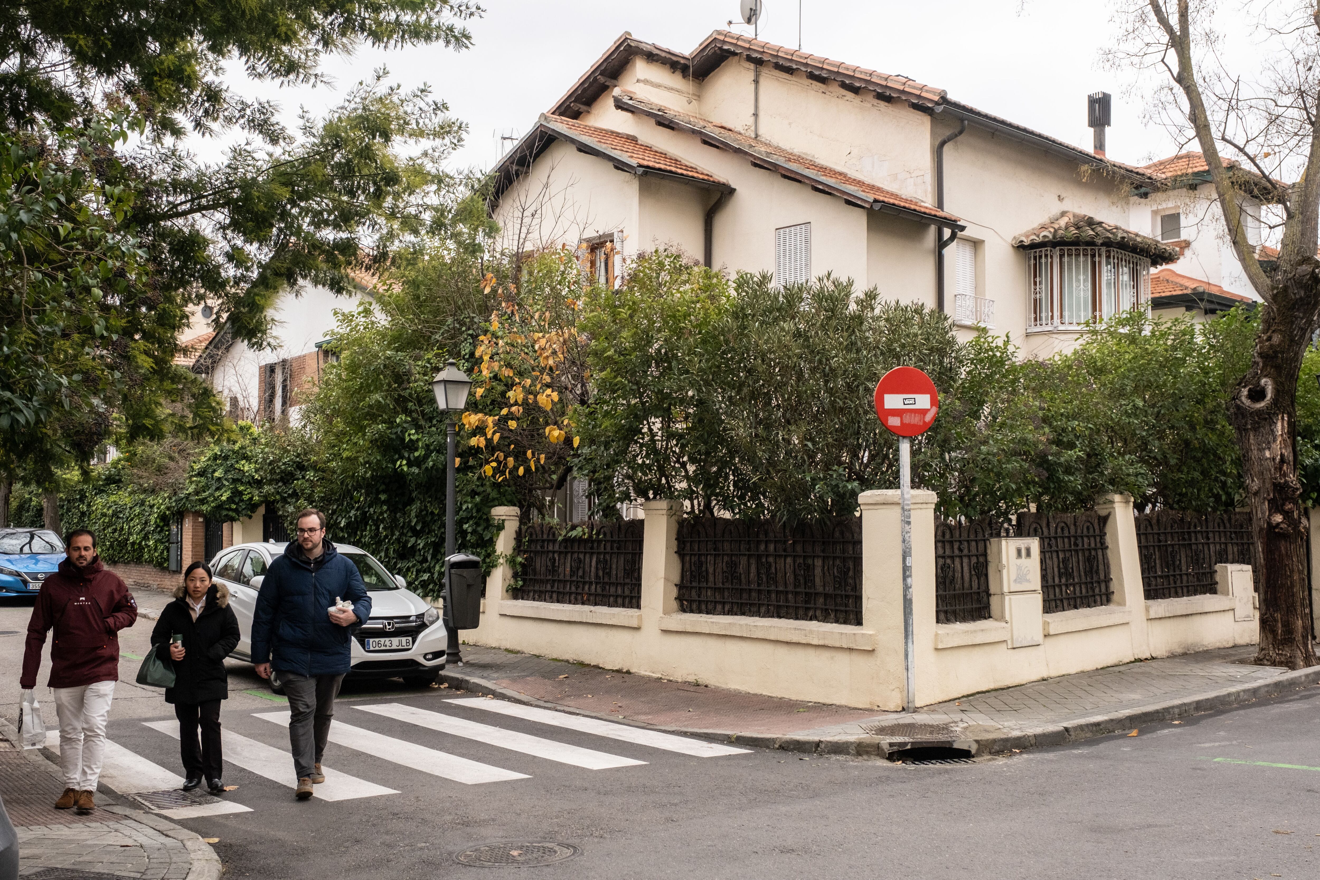 Vecinos de la colonia los Cármenes pasean por una de sus calles.