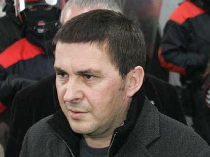 Arnaldo Otegi, portavoz de la ilegalizada Batasuna, rodeado de <i>ertzainas</i>, en febrero en una manifestación.