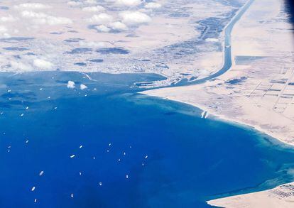 Vista aérea tomada desde un avión comercial donde se pueden ver varios barcos esperando en la entrada del canal de Suez, este sábado. El transporte marítimo acapara entre el 70% y el 80% del comercio mundial, según datos de la Conferencia de Naciones Unidas sobre Comercio y Desarrollo, y de acuerdo con los datos de 2019, el 13% de ese comercio pasa por el canal de Suez.
