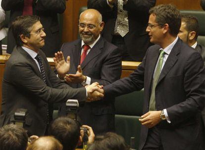 El líder del PP en Euskadi, Antonio Basagoiti (a la derecha), felicita a Patxi López tras ser elegido <i>lehendakari</i>.