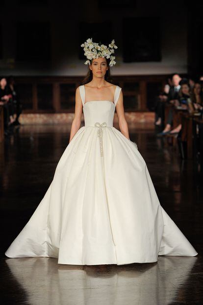 A las más clásicas les encantará este diseño con falda de princesa firmado por Reem Acra.
