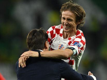 Modric celebra la victoria con Zlatko Dalic.
