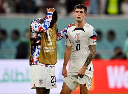 Christian Pulisic and Kellyn Acosta, of the USA national team, grieving after being eliminated from the competition.