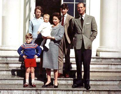 La reina Isabel posa con su marido, el Duque Felipe de Edimburgo , y sus hijos: Carlos, Eduardo (en brazos de su madre), Andrés (izquierda), y la princesa Ana, el 21 de abril de 1965.