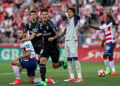 James Rodríguez celebra el primer gol en el Granada (0)-Real Madrid (4), partido de la 36ª jornada de la Primera División en el estadio de Los Cármenes de Granada, el 6 de mayo de 2017.