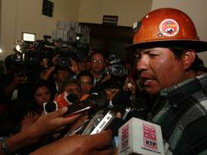 El secretario Ejecutivo de la Central Obrera Boliviana (COB), el minero Juan Carlos Trujillo, junto con otros dirigentes, esperan para la reunión con el Gobierno boliviano en La Paz (Bolivia).