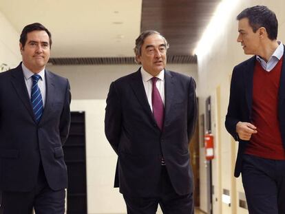 El secretario general del PSOE, Pedro S&aacute;nchez, junto al presidente de CEOE, Juan Rosell, y el de Cepyme, Antonio Garamendi, en una imagen de archivo.