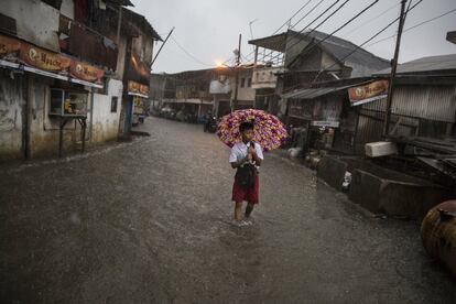 La calle principal Muara Baru en el norte de Yakarta tiene mala fama por las inundaciones. El barrio colinda con el mar y es una de las zonas más bajas de Yakarta.