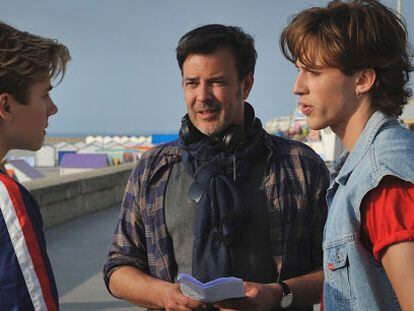 François Ozon, en el centro, en el rodaje de 'Verano del 85'.