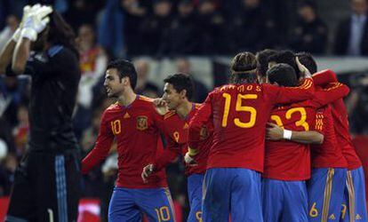 Cesc y Navas (en el centro), junto a otros compañeros de la selección española, celebran un gol frente a Argentina.