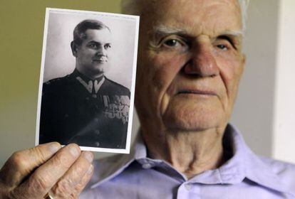 El polaco Franciszek Herzog muestra una foto de su padre, Franciszek Herzog, ejecutado por los sovi&eacute;ticos en Katyn en 1940.