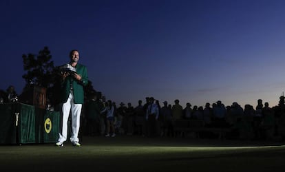 Sergio Garc&iacute;a, el 10 de abril, el domingo de su victoria, con el trofeo del Masters.