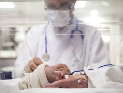 Un doctor con un bebé prematuro.