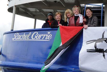 La Nobel Mairead MacGuire (segunda por la izquierda), junto a otras activistas, a bordo del barco.