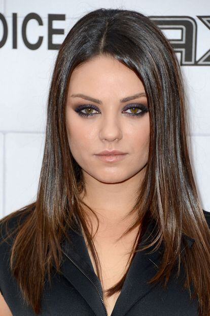 Mila Kunis tiene un tono bronceado natural que ha conseguido blanquear para este evento, enfatizándolo con los ojos ahumados.