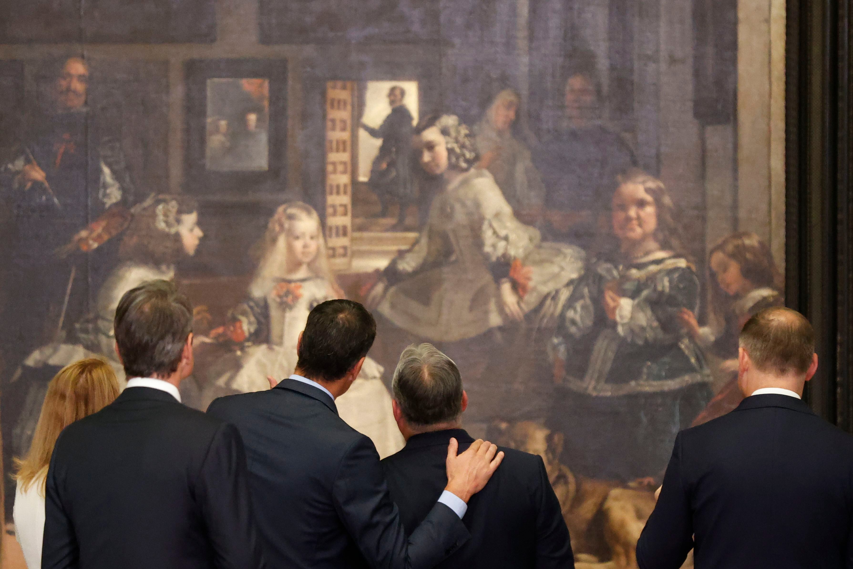 El presidente del Gobierno, Pedro Sánchez (tercero por la derecha), explica el cuadro 'Las meninas', de Diego Velázquez, a Viktor Orbán, primer ministro de Hungría, el miércoles en el Museo del Prado. 
