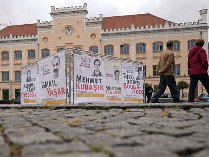Pancartas con los rostros y nombres de asesinados por un grupo neonazi alemán.