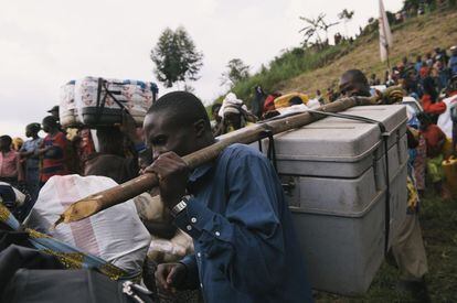 &lt;p&gt;La vacunación es un pilar del trabajo de MSF para reducir las enfermedades y muertes causadas por enfermedades prevenibles. Aunque la cobertura global de inmunización alcanzó el 84% en 2013, en algunos lugares los índices de vacunación siguen estancados, y miles de niños quedan desprotegidos.&lt;7p&gt; &lt;p&gt;En la imagen, un hombre transporta una caja térmica para almacenar de forma segura las vacunas. Estamos en la aldea de Kazinga, en Masisi, República Democrática del Congo (RDC).&lt;/p&gt;