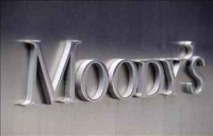 La agencia de calificación Moody's rebajó la calificación de la deuda de Francia desde la matrícula de honor o "Aaa" hasta el sobresaliente alto o "Aa1", con perspectiva negativa, lo que atribuyó entre otras cuestiones a los desafíos estructurales que afronta su economía. EFE/Archivo