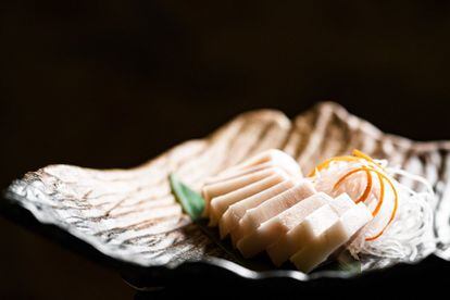 El resultado es un espacio elegante y cosmopolita, cuyo único secreto en cocina es la excelencia y frescura del pescado que manejan. Si por algo se caracteriza es por la apuesta por una refinada cocina japonesa. La técnica del corte limpio también es importante y hacen buen uso del cuchillo. Puede que el grosor del corte del sashimi, de los usuzukuris, del tataki o del tartar sorprenda por excesivo, pero, según explican, sigue las directrices de Takahashi, con el fin de mantener la estructura orgánica del pescado.
