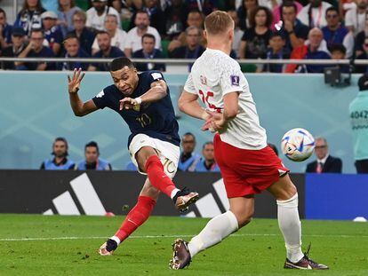 Mbappé dispara a puerta ante la oposición de un jugador de Polonia durante el encuentro disputado por ambas selecciones el pasado diciembre en el Mundial de Qatar.