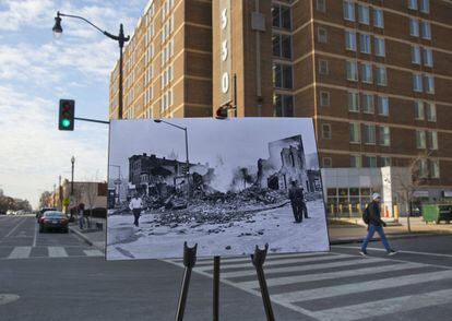 Imagen del 6 de abril de 1968 que muestra los restos humeantes de un edificio tras los incidentes causados por la muerte de Martin Luther King, en Washington.