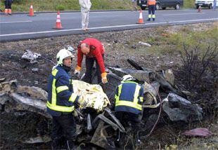 Dos bomberos y un <i>ertzaina</i> trabajan entre los restos del vehículo accidentado en Álava.
