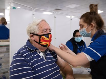 Un hombre recibe la vacuna de AstraZeneca, el 11 de enero en Stevenage, en Inglaterra (Reino Unido).