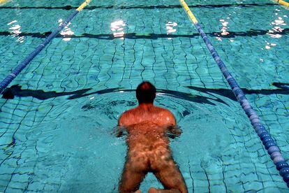 Imagen de archivo de una piscina nudista en Barcelona.