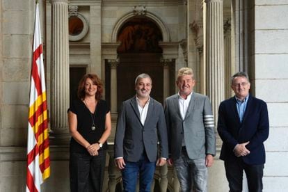 El alcalde de Barcelona, Jaume Collboni, entre su número dos, Laia Bonet, el CEO de Seat, Wayne Griffiths, y el teniente de alcalde Jordi Valls.