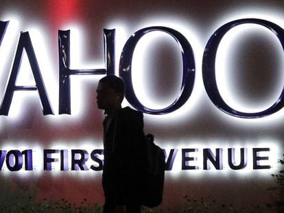 Un traunseunte camina junto a la sede de Yahoo en Sunnyvale, California.