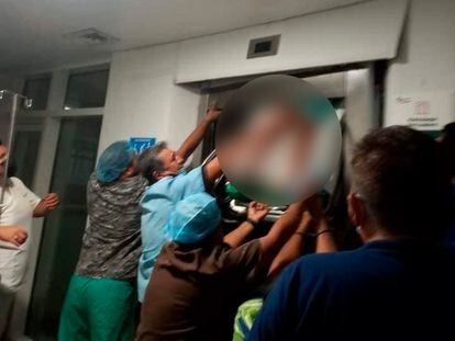 Personal del hospital intenta rescatar a la niña de seis años, en Playa del Carmen