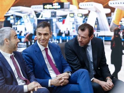 El presidente del Gobierno, Pedro Sánchez, entre el presidente de Aena, Maurici Lucena, y el ministro de Transportes, Oscar Puente en la feria del turismo FITUR celebrada la semana pasada en Madrid.