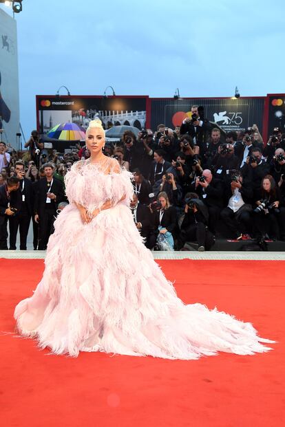 Lady Gaga, espectacular con un vestido de plumas de Valentino.