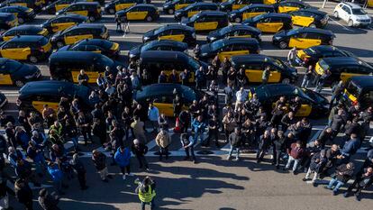 Asamblea de taxistas, este jueves en la estación de Sants de Barcelona.