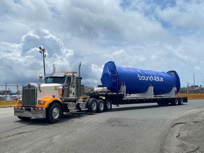 Transporte por tierra de la vela rígida recién instalada.