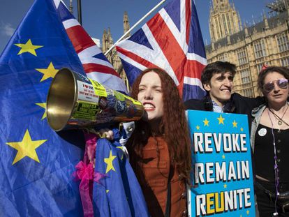 Un grupo de jóvenes protesta contra el Brexit frente al Parlamento británico el pasado 10 de abril. 