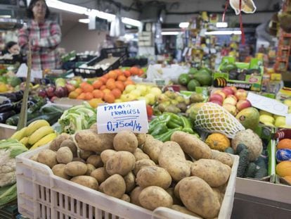 Puesto de patatas en el mercado de los mostenses.