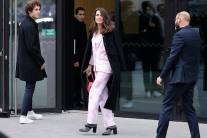 No ha faltado a la cita Carlota Casiraghi, uno de los rostros más reconocidos que colaboran con la centenaria firma francesa e hija de Carolina de Mónaco. Su debut oficial para la casa fue en julio de 2022, subida a un caballo y desfilando por la pasarela. 