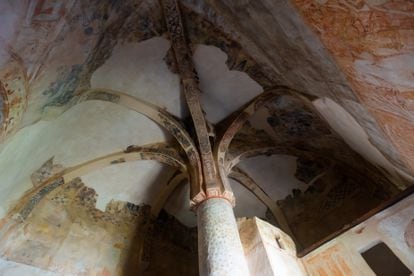 Vista interior de la antigua capilla de San Baudelio de Berlanga con murales conservados que representan patrones ornamentales, animales extravagantes y escenas de caza.