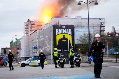Flames cover part of the roof of the Copenhagen Stock Exchange building, this Tuesday. 