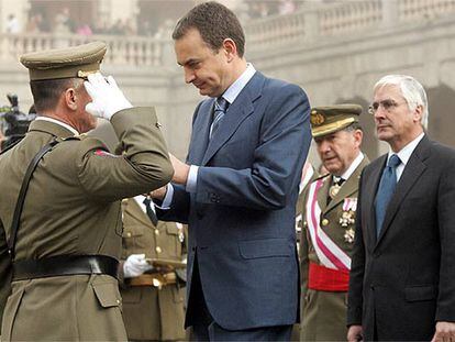 Rodríguez Zapatero y el presidente de Castilla-La Mancha, José María Barreda (derecha), en Toledo.